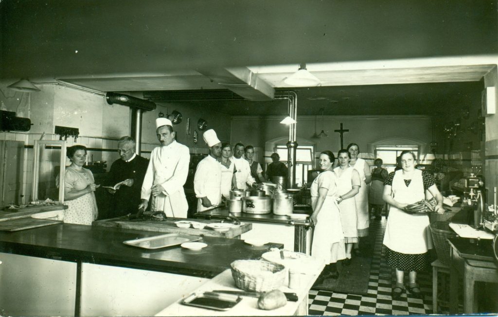 Franz Peschka (der strenge Mann mit Schnauzer) als Küchenchef im Salzburger Peterskeller